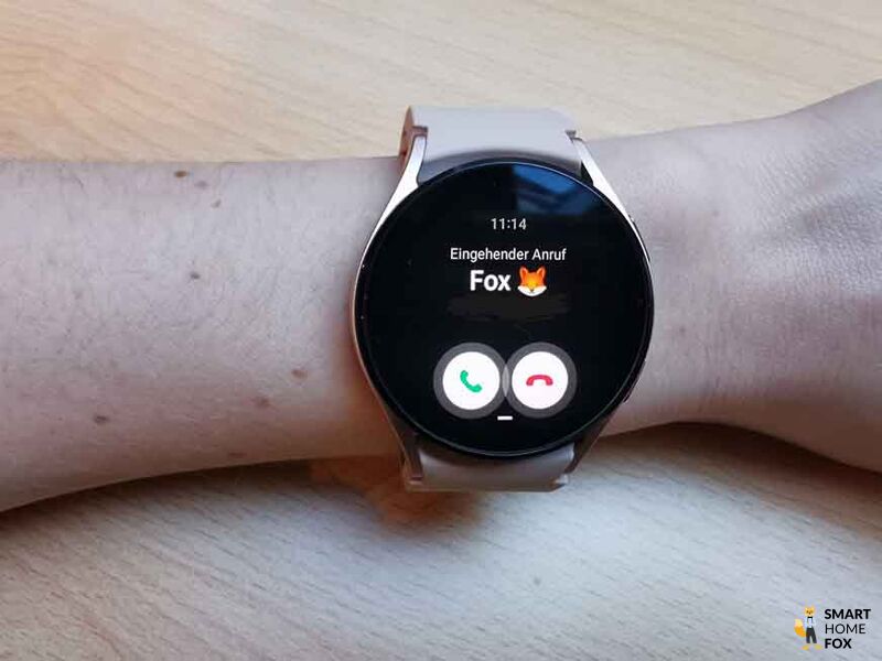 Man sieht einen eingehenden Anruf auf der Samsung Galaxy Watch 4.